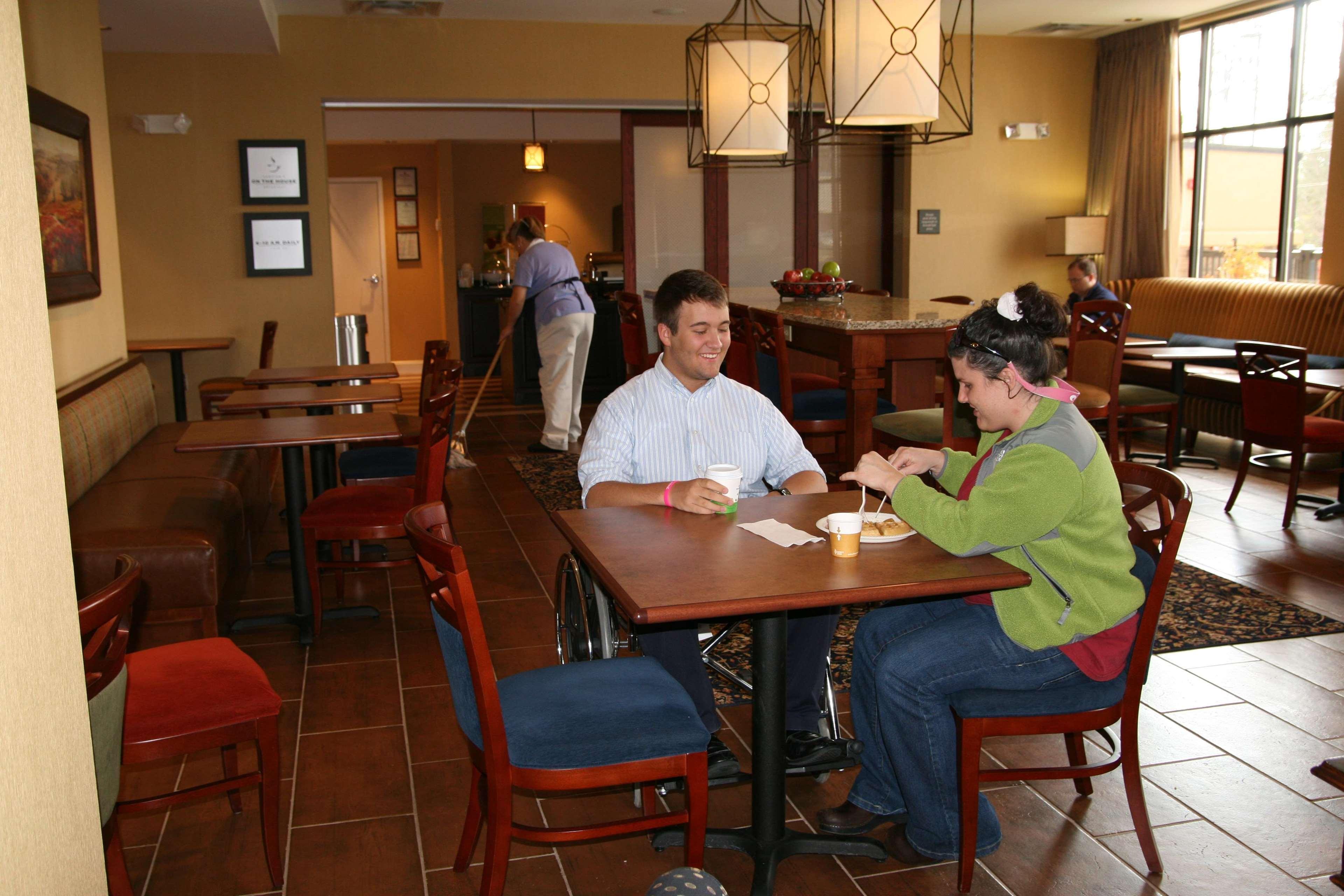 Hampton Inn Jackson-College Avenue Ресторант снимка