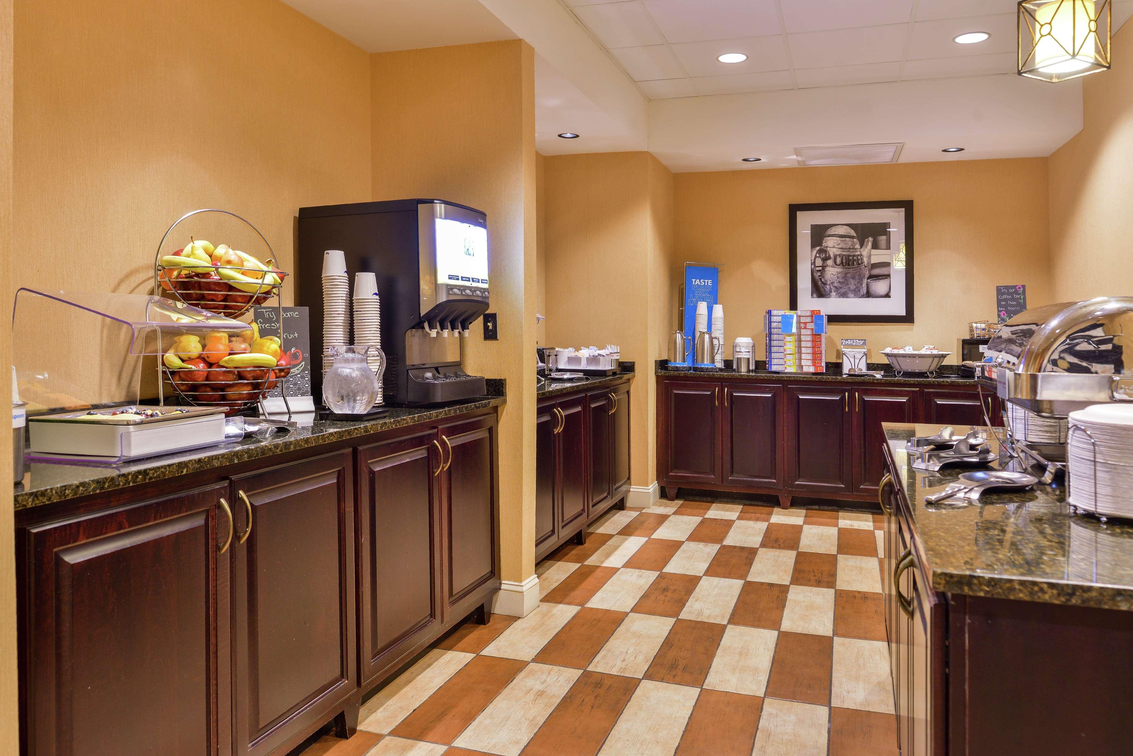 Hampton Inn Jackson-College Avenue Екстериор снимка